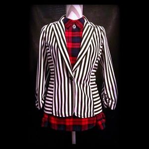 ✨ Medium black and white striped blazer